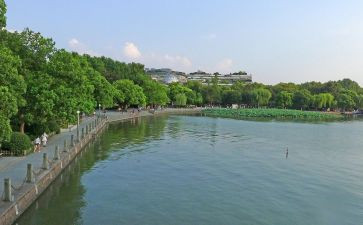 西湖春天的作文8篇